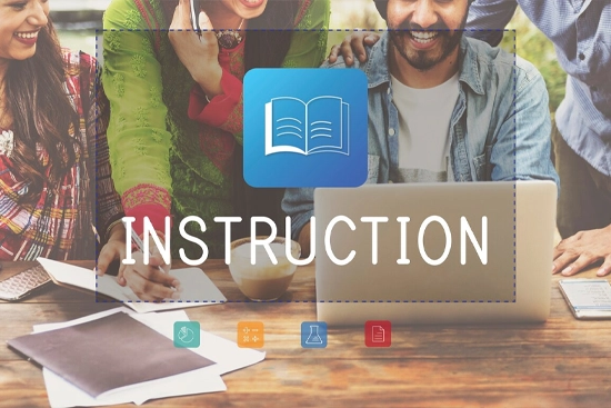 groupe de futurs formateurs devant un ordinateur portable lisant les instructions nécessaires pour créer une formation