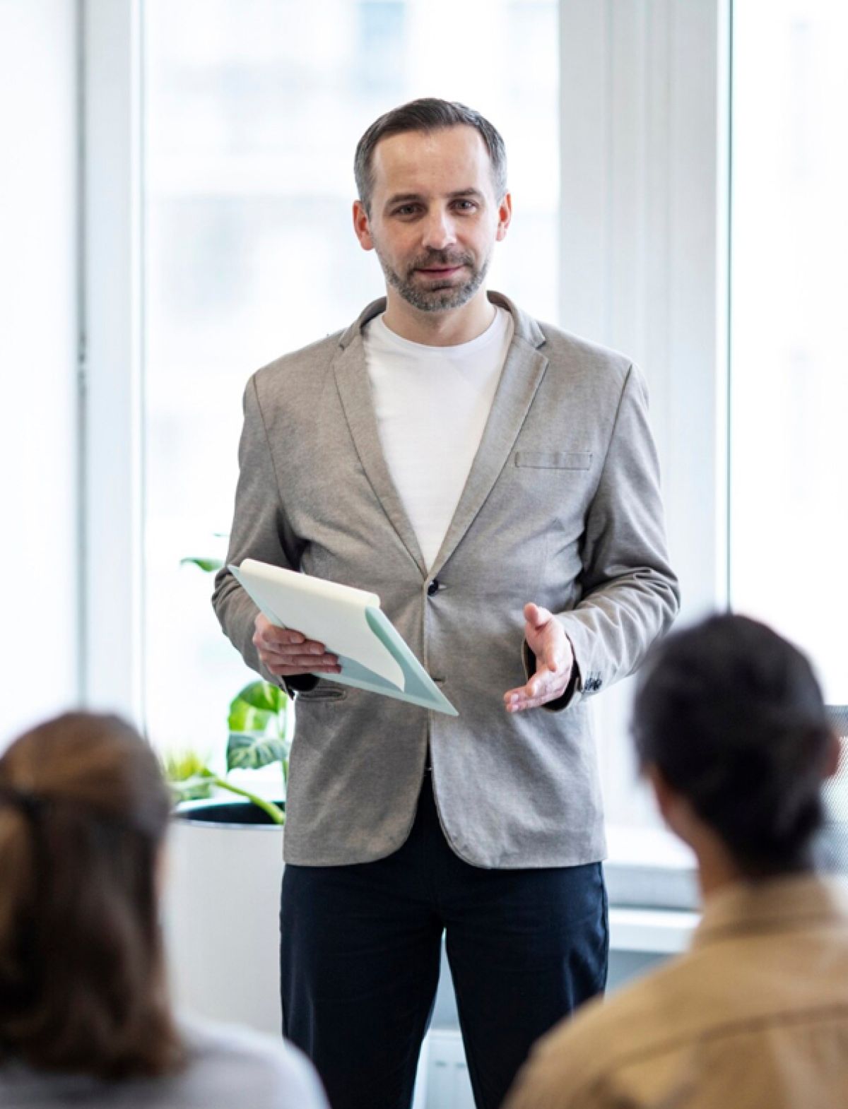 une formateur appliquant les conseils du cabinet ftraining devant 2 apprenants