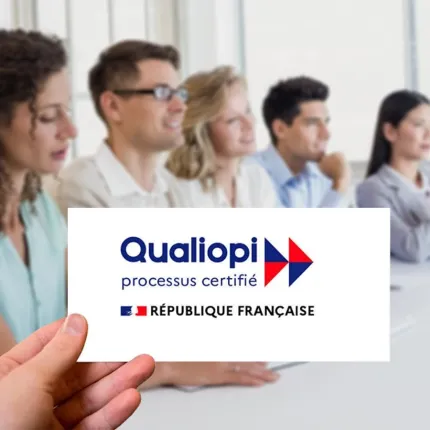 logo qualiopi sur une carte avec en arrière fond flouté 5 apprenants assis lors d'une formation