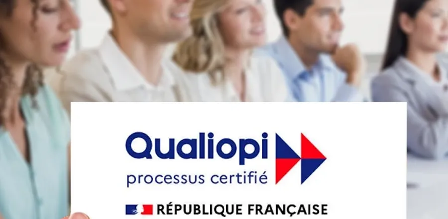 logo qualiopi sur une carte avec en arrière fond flouté 5 apprenants assis lors d'une formation