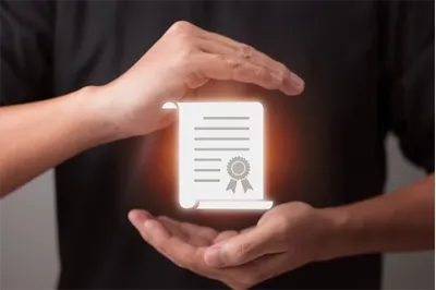 Mains encadrant un icone numérique représentant la certification